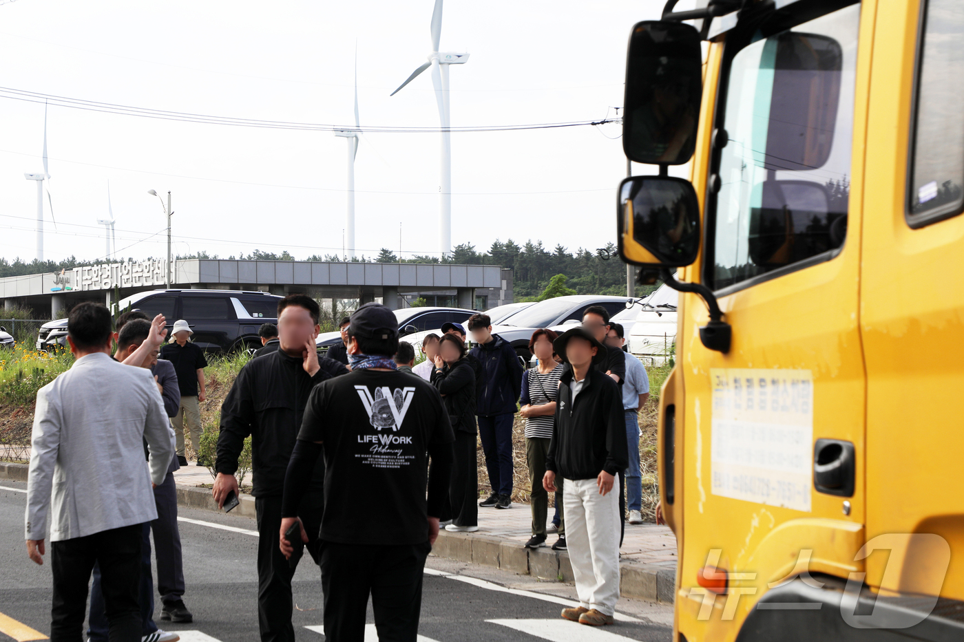 (제주=뉴스1) 오미란 기자 = 제주시 구좌읍 동복리 주민들이 7일 오전 제주환경자원순환센터 진입로를 가로막고 있다. 현재 주민들은 제주특별자치도에 센터 설립 당시 약속한 농경지 …