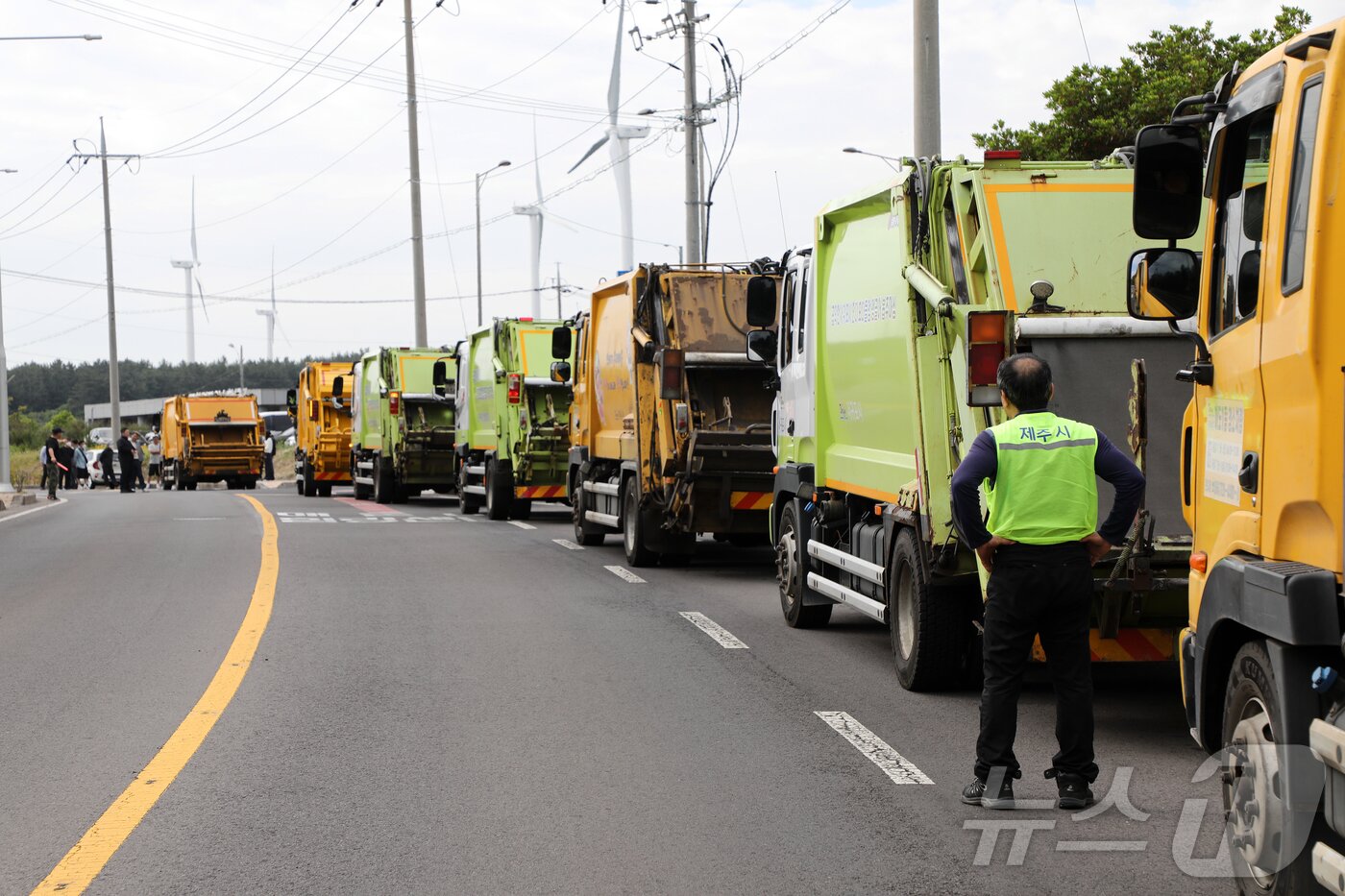본문 이미지 - 7일 오전 제주시 구좌읍 동복리 제주환경자원순환센터 진입로에 가연성 쓰레기 봉투를 실은 수거차량들이 줄지어 서 있다. 현재 이 지역 주민들은 제주특별자치도에 센터 설립 당시 약속한 농경지 폐열지원사업 또는 대체 사업을 추진해 달라며 이날 오전 8시부터 센터 진입로를 가로막고 있다. 도는 관련 공문서나 회의록에서 해당 약속이 확인되지 않았다는 입장이다. 2025.6.7/뉴스1 ⓒ News1 오미란 기자