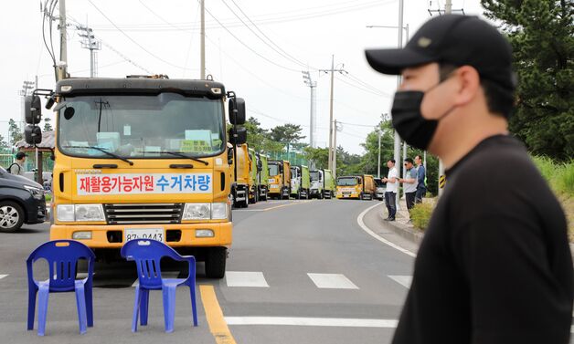 제주 최대 폐기물 처리장 막아선 주민들…수거차 대기줄만 500m
