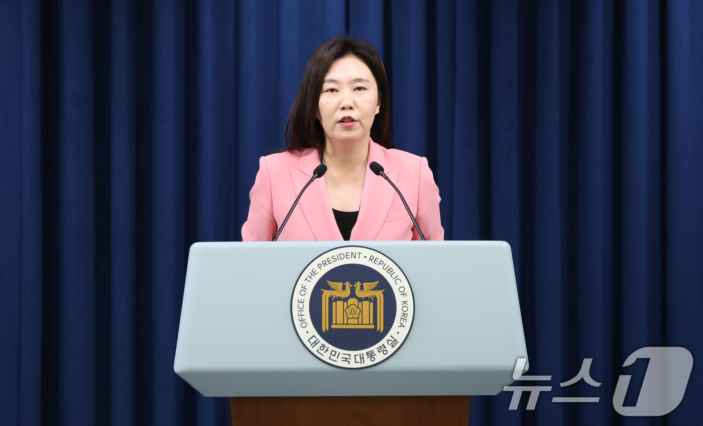 (서울=뉴스1) 허경 기자 = 강유정 대통령실 대변인이 7일 서울 용산구 대통령실 청사에서 한미정상 통화 관련 브리핑을 하고 있다. 2025.6.7/뉴스1