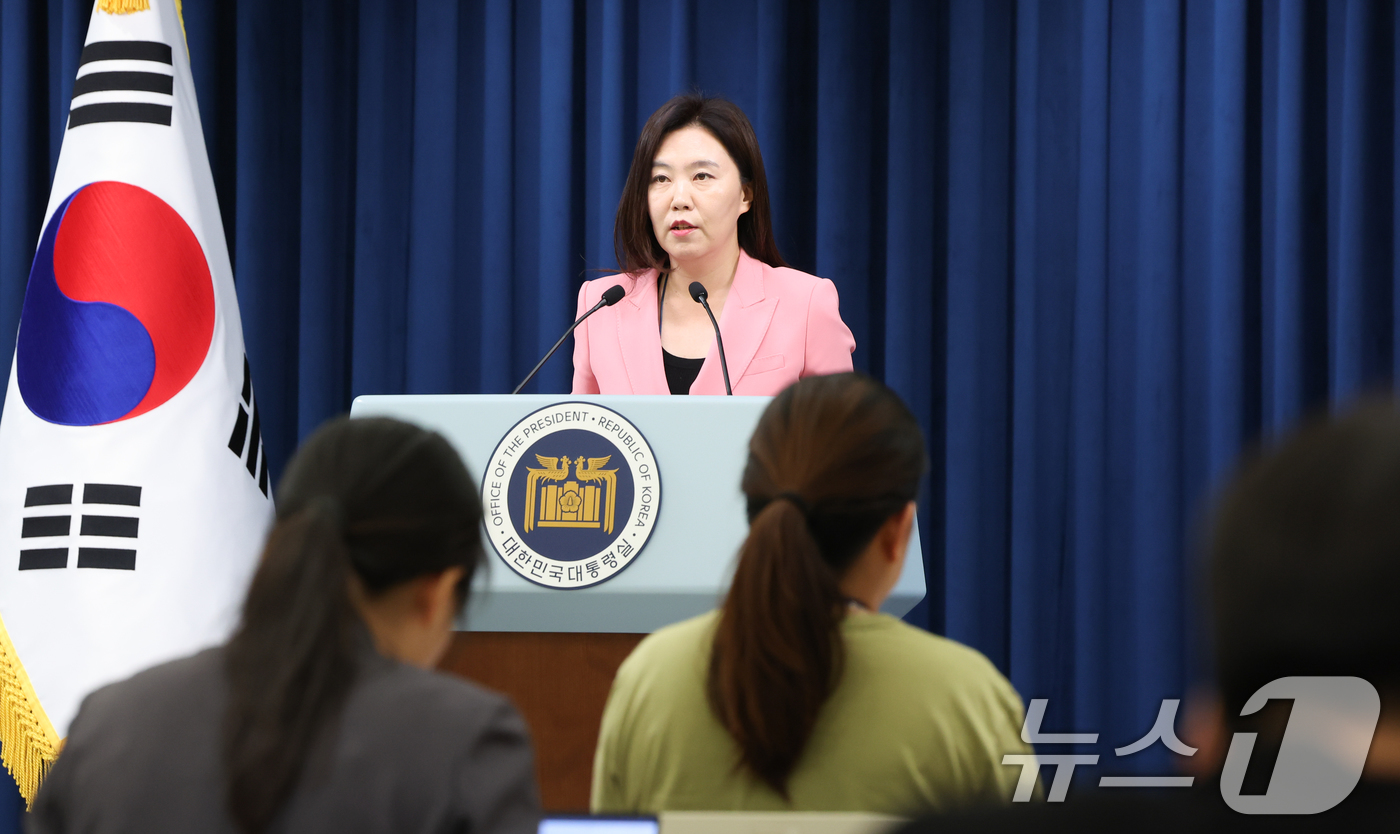 (서울=뉴스1) 허경 기자 = 강유정 대통령실 대변인이 7일 서울 용산구 대통령실 청사에서 주요 7개국(G7) 정상회의 관련 브리핑을 하고 있다. 이재명 대통령은 오는 15~17일 …