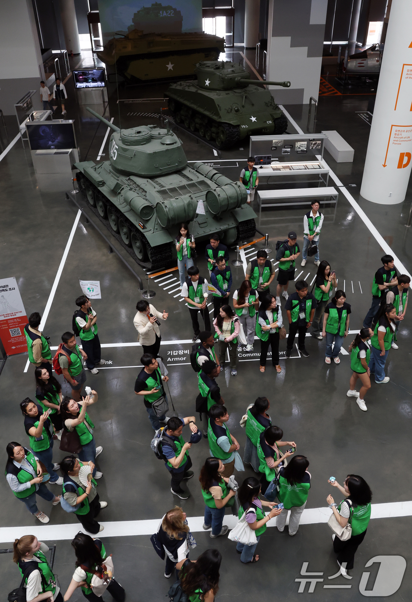 (서울=뉴스1) 김명섭 기자 = 7일 오전 서울 용산구 전쟁기념관에서 열린 2025년 유엔참전국 후손 교류캠프에서 참가자들이 전시물을 둘러보고 있다.2009년에 시작하여 올해로 1 …