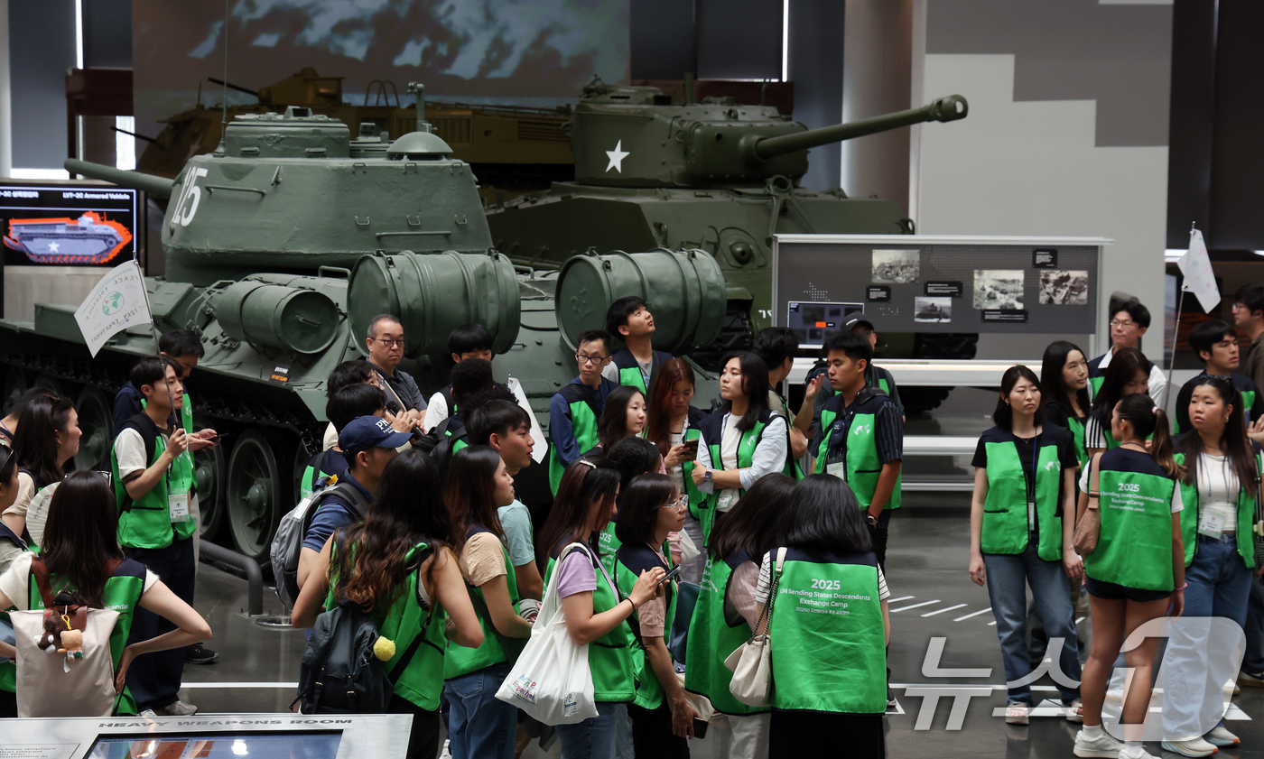 (서울=뉴스1) 김명섭 기자 = 7일 오전 서울 용산구 전쟁기념관에서 열린 2025년 유엔참전국 후손 교류캠프에서 참가자들이 전시물을 둘러보고 있다.2009년에 시작하여 올해로 1 …