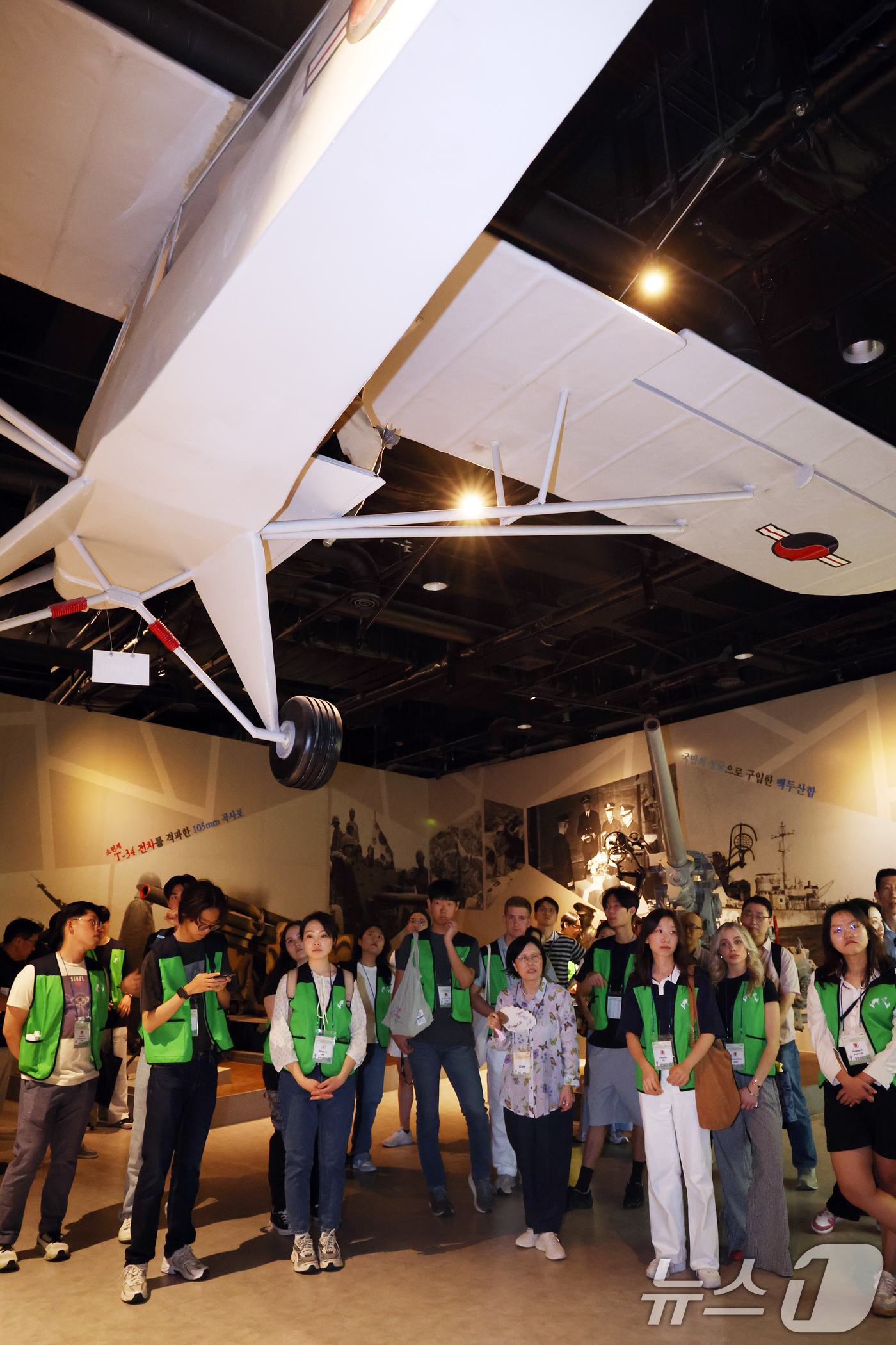 (서울=뉴스1) 김명섭 기자 = 7일 오전 서울 용산구 전쟁기념관에서 열린 2025년 유엔참전국 후손 교류캠프에서 참가자들이 전시물을 둘러보고 있다.2009년에 시작하여 올해로 1 …