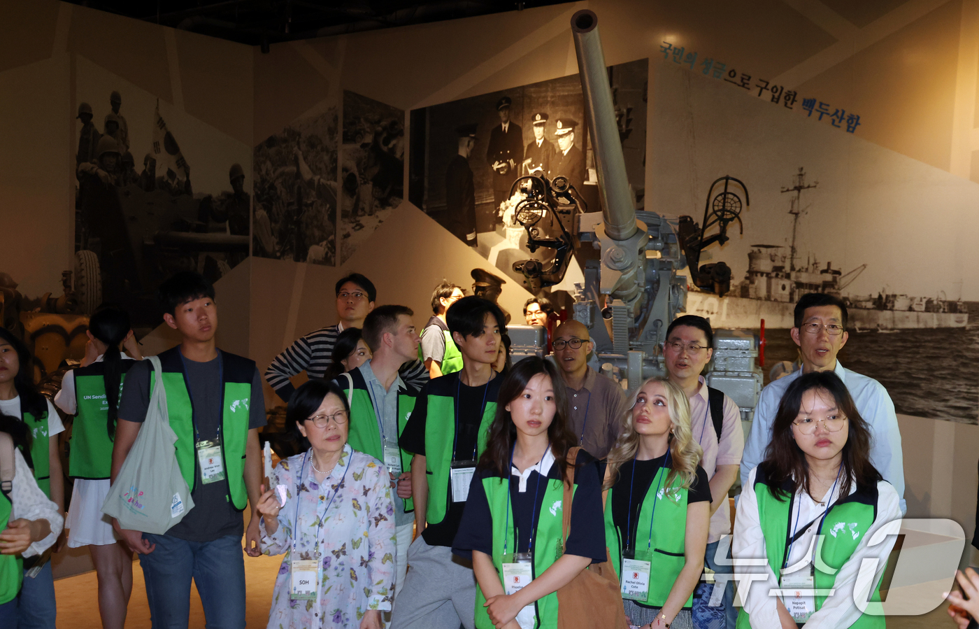 (서울=뉴스1) 김명섭 기자 = 7일 오전 서울 용산구 전쟁기념관에서 열린 2025년 유엔참전국 후손 교류캠프에서 참가자들이 전시물을 둘러보고 있다.2009년에 시작하여 올해로 1 …