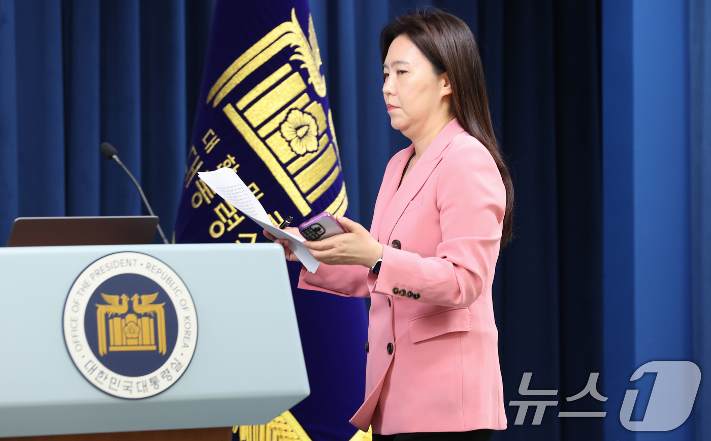 (서울=뉴스1) 허경 기자 = 강유정 대통령실 대변인이 7일 서울 용산구 대통령실 청사에서 주요 7개국(G7) 정상회의 관련 브리핑을 하기 위해 입장하고 있다. 이재명 대통령은 오 …