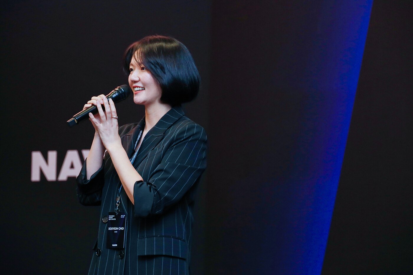 본문 이미지 - 5일(현지 시간) 미국 실리콘밸리에서 최수연 네이버 CEO가 네이버 벤처스 네트워킹 행사에 참여해 환영인사를 전하고 있다.(네이버 제공)