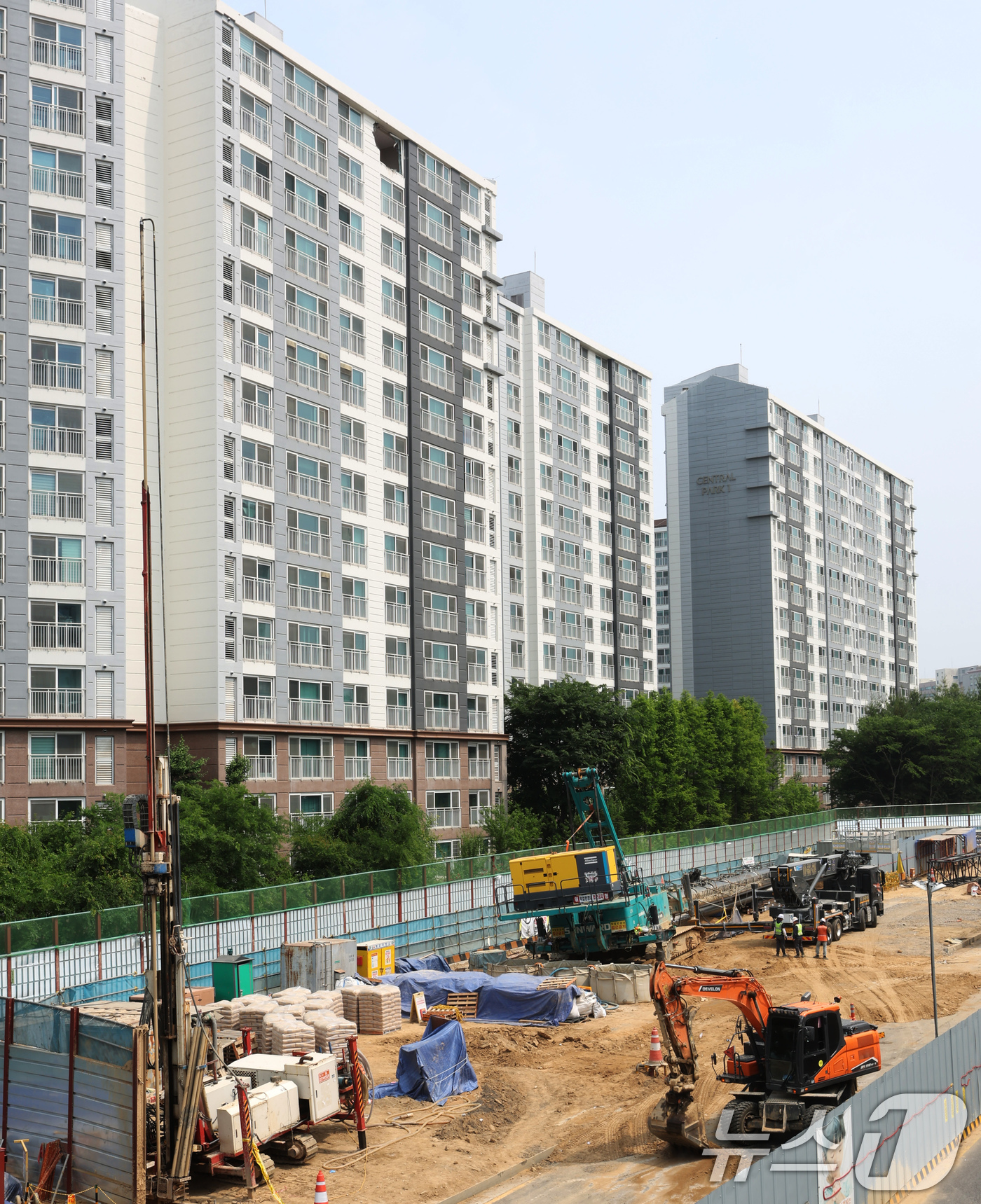 (용인=뉴스1) 장수영 기자 = 7일 오전 경기 용인시 기흥구 서천동 인덕원~동탄 복선 전철 제10공구 노반신설 기타공사 현장에서 아파트 쪽으로 넘어졌던 '천공기'가 분리된 채 정 …
