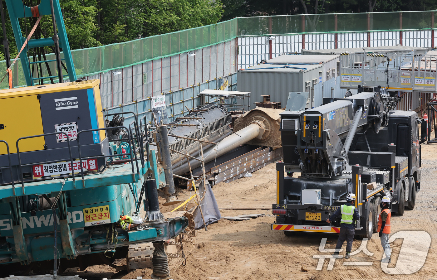 (용인=뉴스1) 장수영 기자 = 7일 오전 경기 용인시 기흥구 서천동 인덕원~동탄 복선 전철 제10공구 노반신설 기타공사 현장에서 아파트 쪽으로 넘어졌던 '천공기'가 분리된 채 정 …