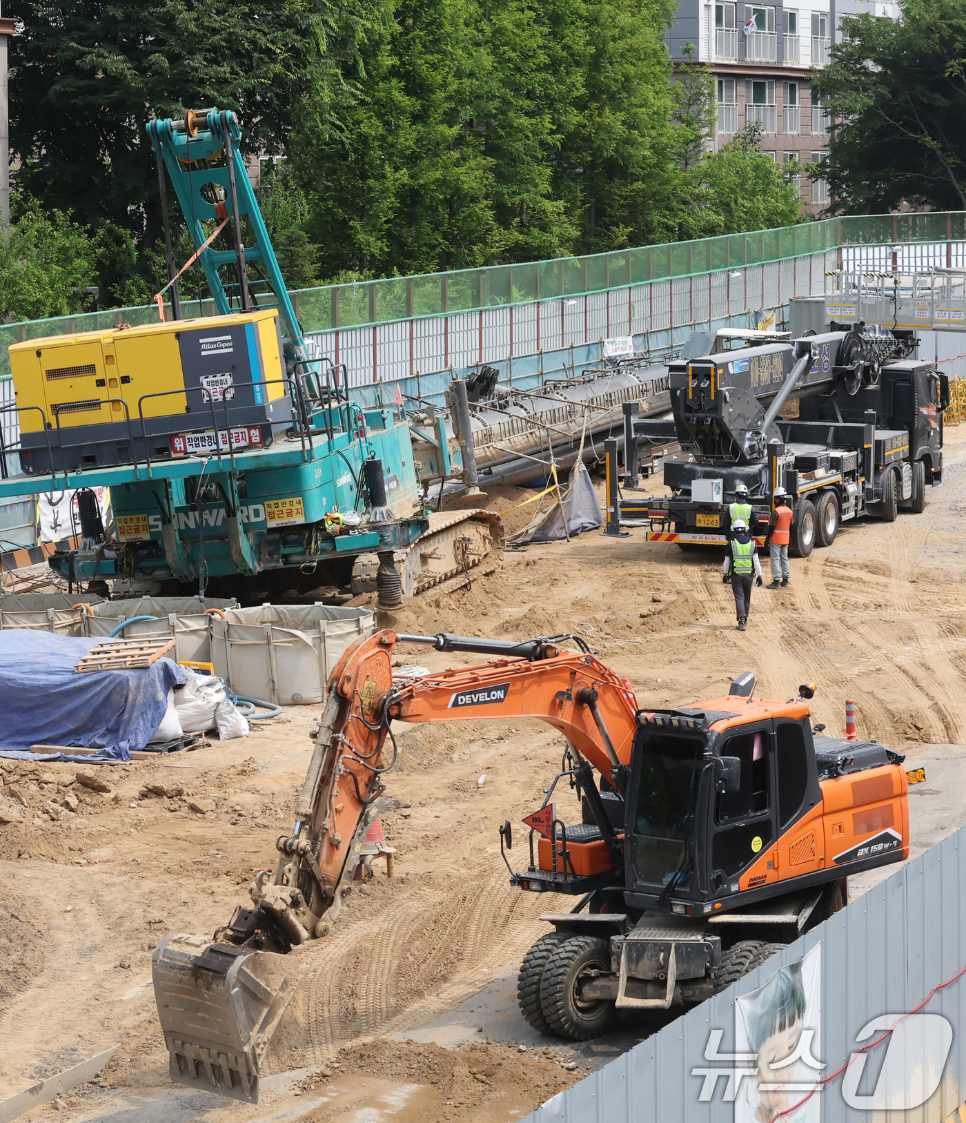 (용인=뉴스1) 장수영 기자 = 7일 오전 경기 용인시 기흥구 서천동 인덕원~동탄 복선 전철 제10공구 노반신설 기타공사 현장에서 아파트 쪽으로 넘어졌던 '천공기'가 분리된 채 정 …