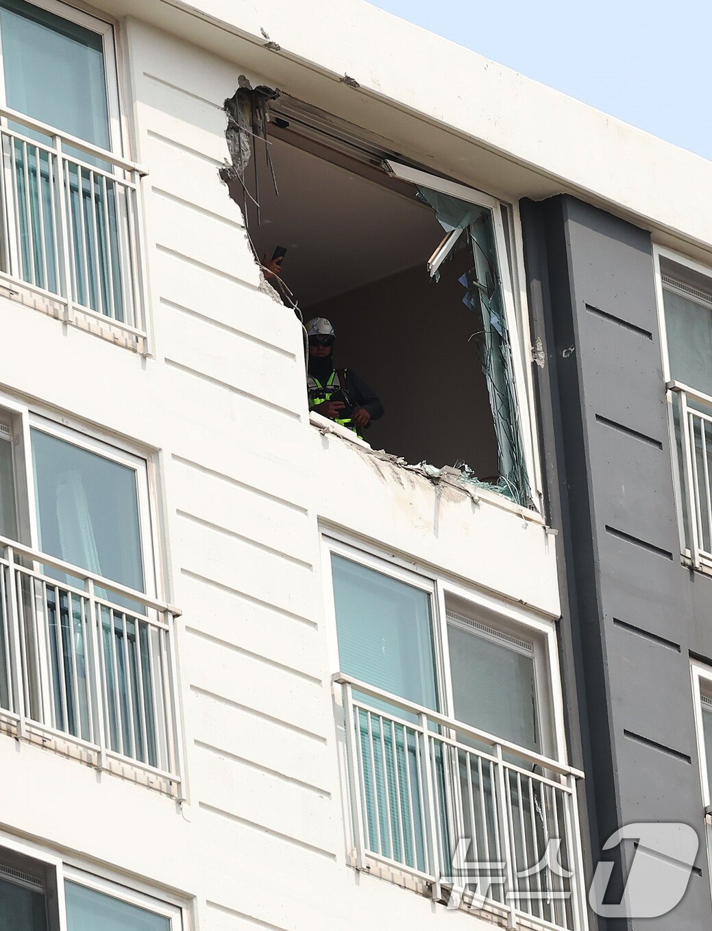 본문 이미지 - 7일 오전 경기 용인시 기흥구 서천동 인덕원~동탄 복선 전철 제10공구 노반신설 기타공사 현장 천공기 사고 피해 아파트에서 관계자가 현장을 살펴보고 있다. 2025.6.7/뉴스1 ⓒ News1 장수영 기자