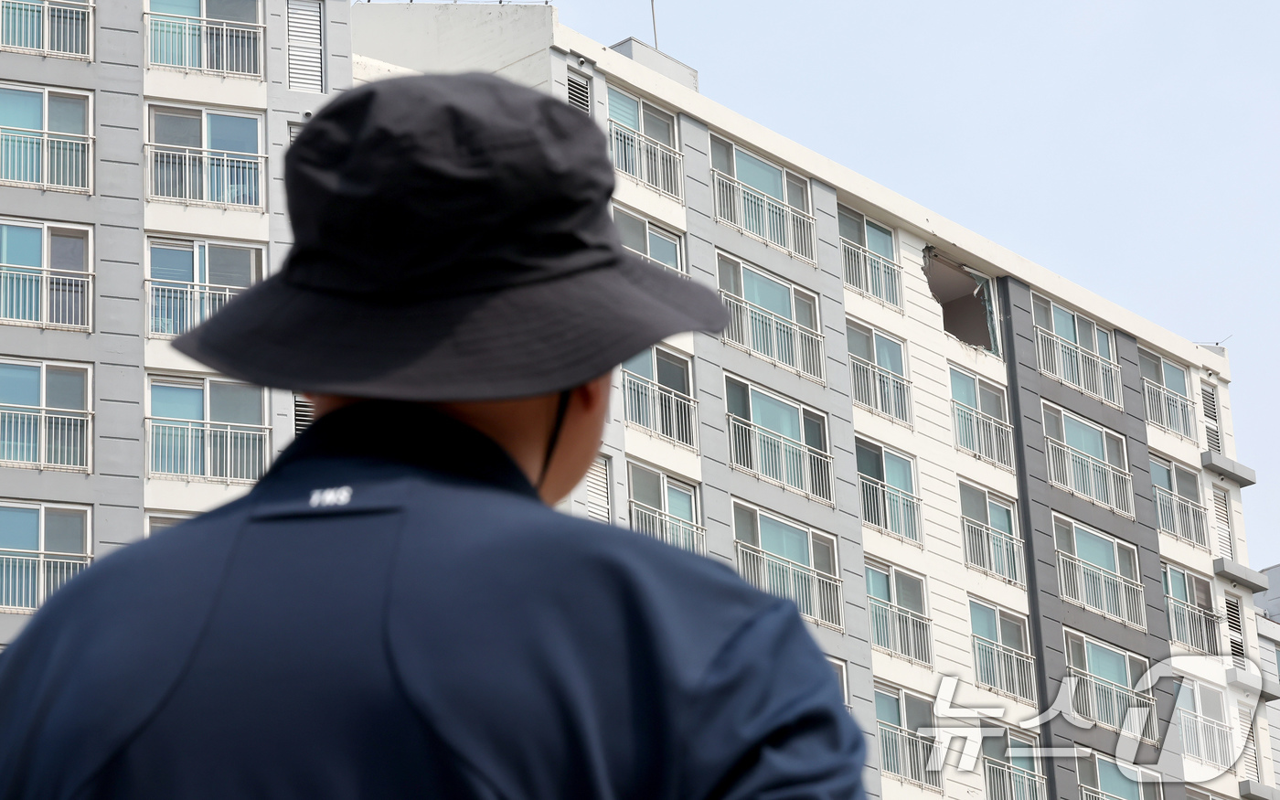 (용인=뉴스1) 장수영 기자 = 7일 오전 경기 용인시 기흥구 서천동 인덕원~동탄 복선 전철 제10공구 노반신설 기타공사 현장 천공기 사고 피해 아파트 벽면이 파손돼 있다.지난 5 …