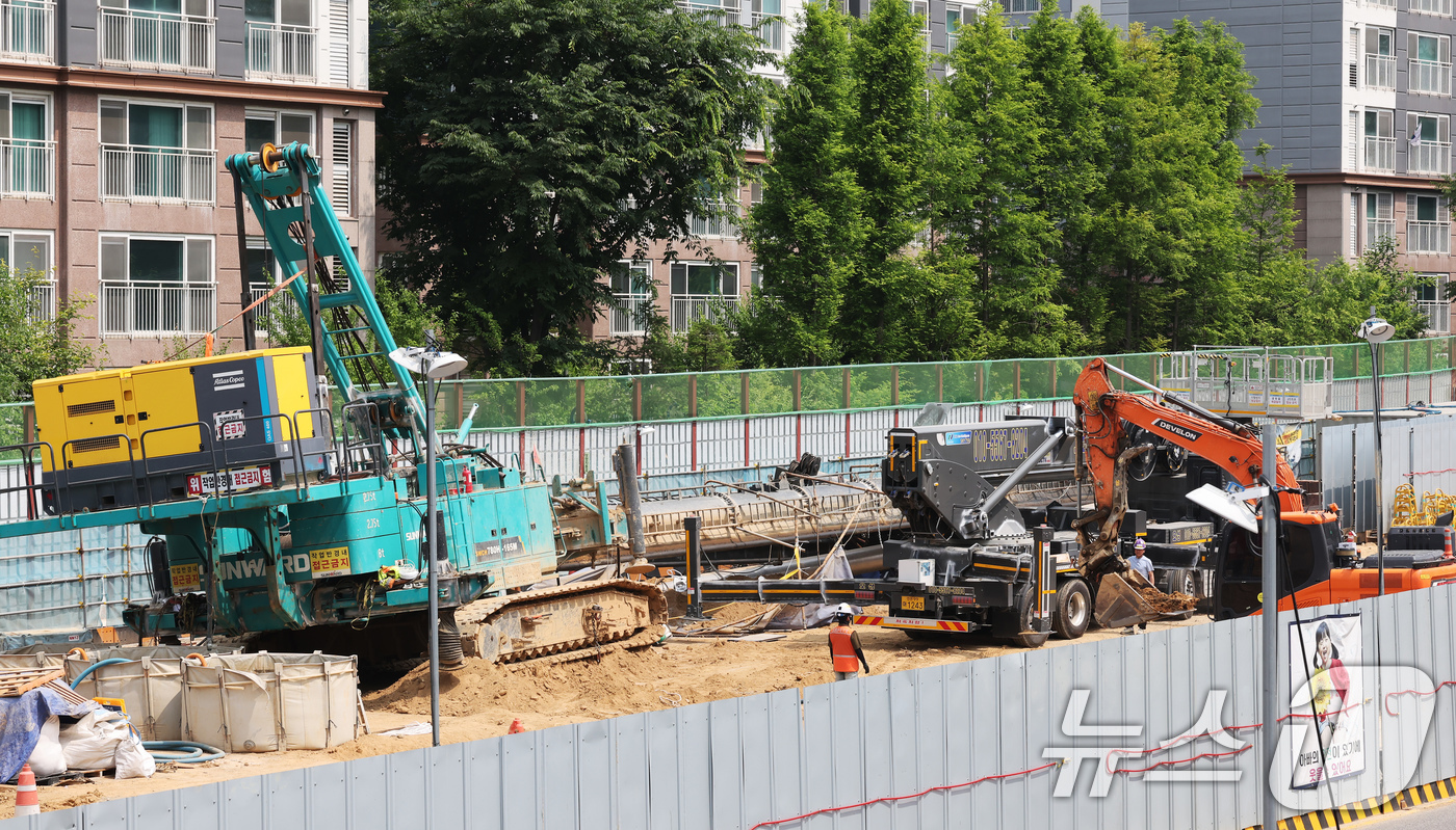 (용인=뉴스1) 장수영 기자 = 7일 오전 경기 용인시 기흥구 서천동 인덕원~동탄 복선 전철 제10공구 노반신설 기타공사 현장에서 아파트 쪽으로 넘어졌던 '천공기'가 분리된 채 정 …