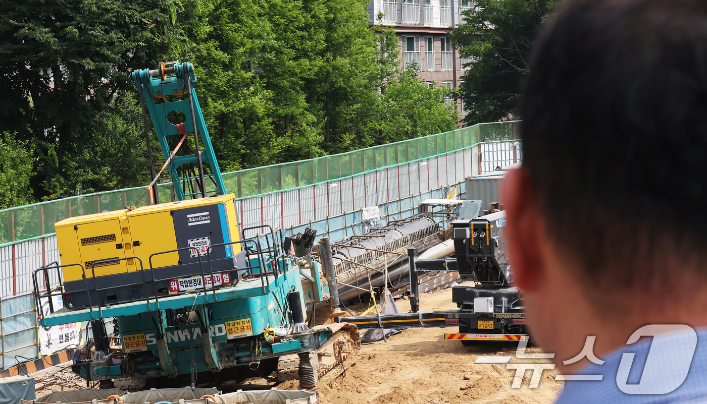 (용인=뉴스1) 장수영 기자 = 7일 오전 경기 용인시 기흥구 서천동 인덕원~동탄 복선 전철 제10공구 노반신설 기타공사 현장에서 아파트 쪽으로 넘어졌던 '천공기'가 분리된 채 정 …