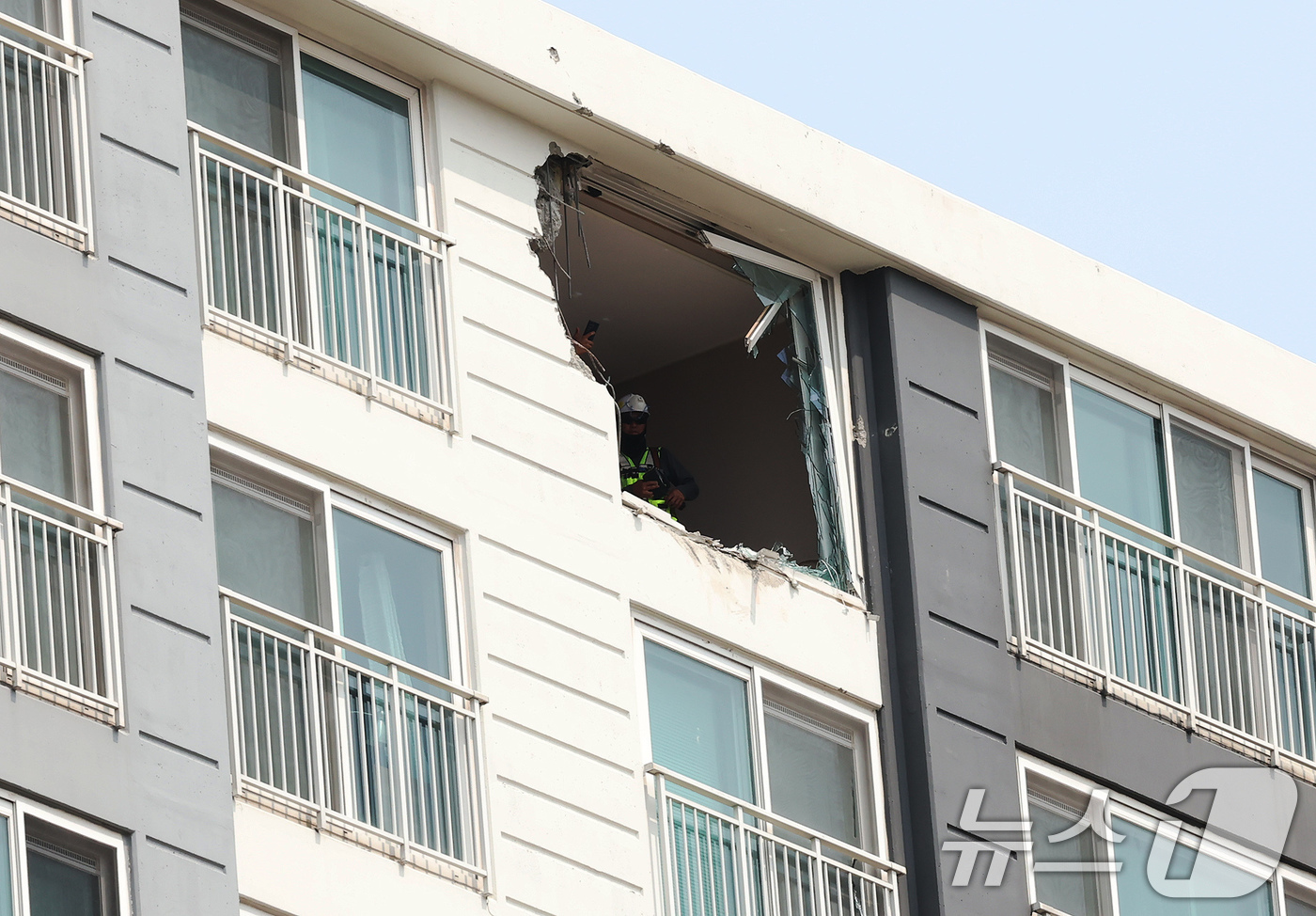 (용인=뉴스1) 장수영 기자 = 7일 오전 경기 용인시 기흥구 서천동 인덕원~동탄 복선 전철 제10공구 노반신설 기타공사 현장 천공기 사고 피해 아파트에서 관계자가 현장을 살펴보고 …