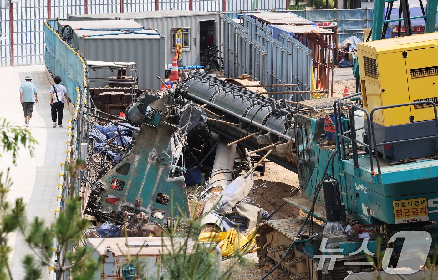 본문 이미지 - 7일 오전 경기 용인시 기흥구 서천동 인덕원~동탄 복선 전철 제10공구 노반신설 기타공사 현장에서 아파트 쪽으로 넘어졌던 '천공기'가 분리된 채 정리돼 있다 2025.6.7/뉴스1 ⓒ News1 장수영 기자