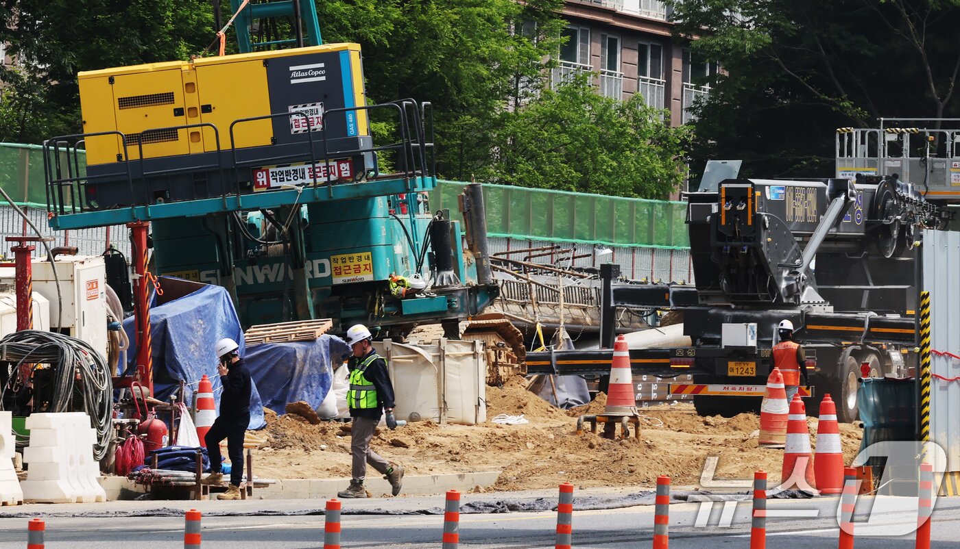 본문 이미지 - 7일 오전 경기 용인시 기흥구 서천동 인덕원~동탄 복선 전철 제10공구 노반신설 기타공사 현장에서 아파트 쪽으로 넘어졌던 '천공기'가 분리된 채 정리돼 있다. 2025.6.7/뉴스1 ⓒ News1 장수영 기자