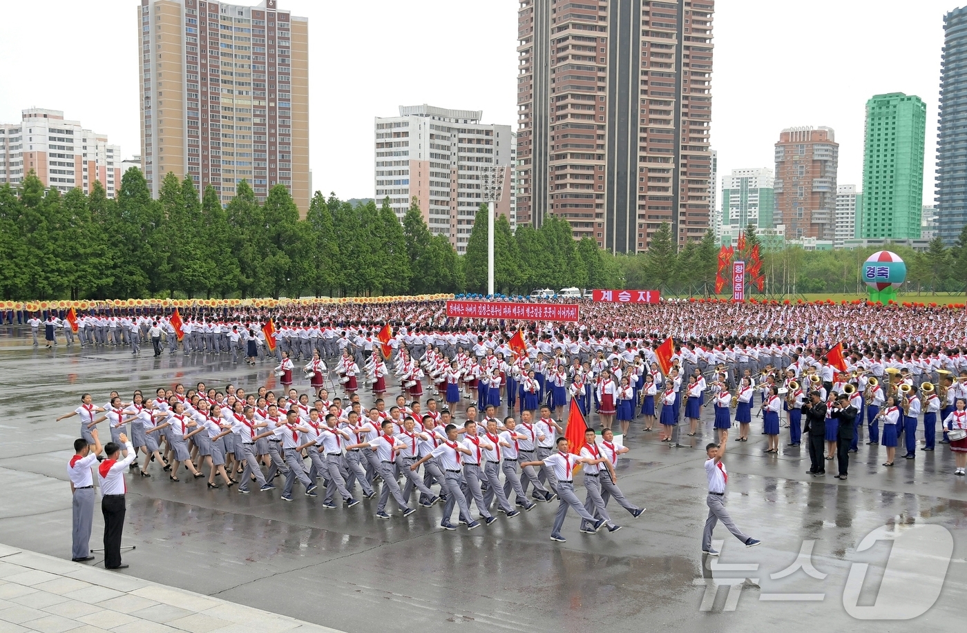 (평양 노동신문=뉴스1) = 북한 노동당 기관지 노동신문은 지난 6일 조선소년단 창립 79주년을 맞아 전국연합단체대회가 진행됐다고 7일 보도했다. [국내에서만 사용가능. 재배포 금 …