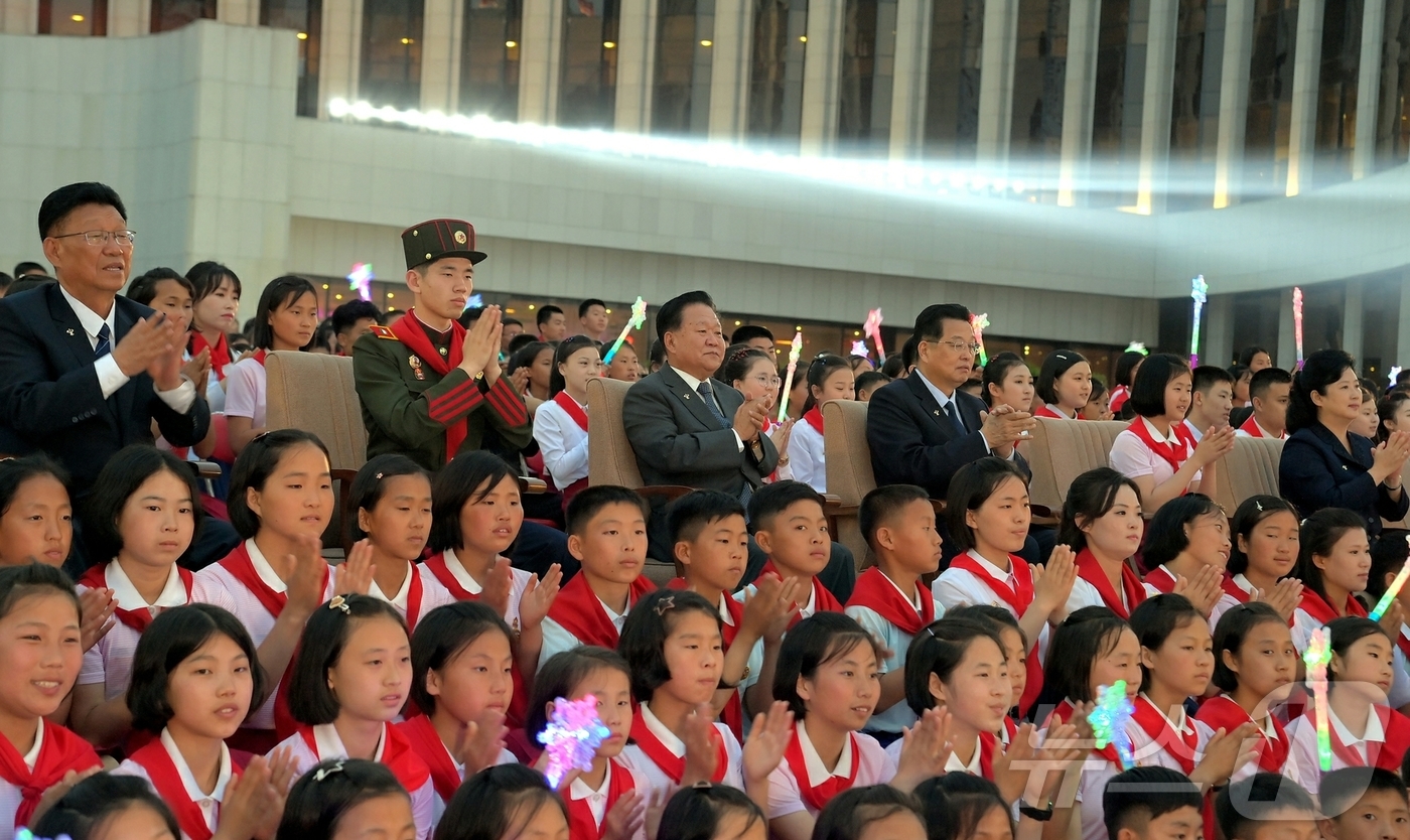 (평양 노동신문=뉴스1) = 북한 노동당 기관지 노동신문은 지난 6일 조선소년단 창립 79주년을 맞아 학생소년들의 야회가 진행됐다고 7일 보도했다. [국내에서만 사용가능. 재배포 …