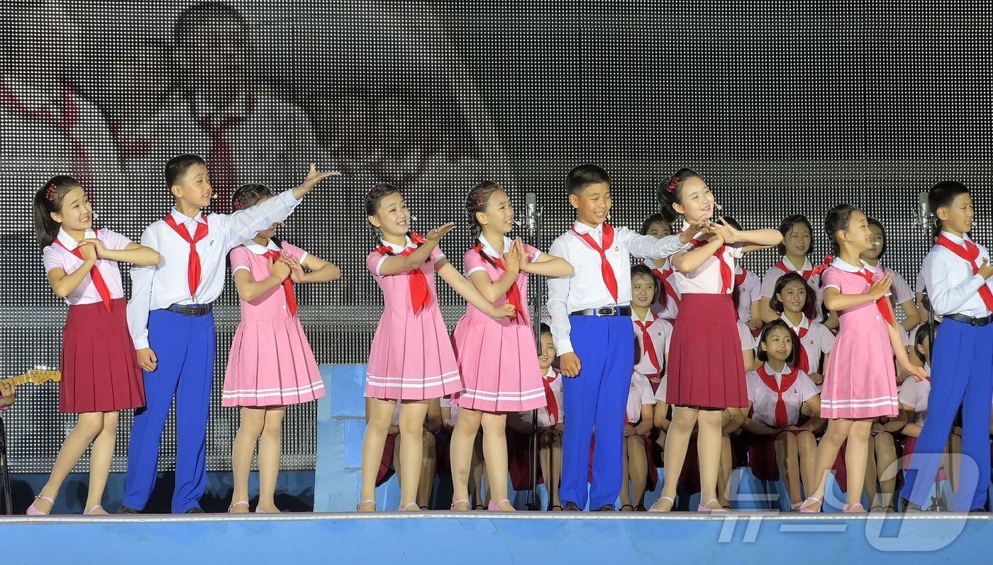 (평양 노동신문=뉴스1) = 북한 노동당 기관지 노동신문은 지난 6일 조선소년단 창립 79주년을 맞아 학생소년들의 야회가 진행됐다고 7일 보도했다. [국내에서만 사용가능. 재배포 …