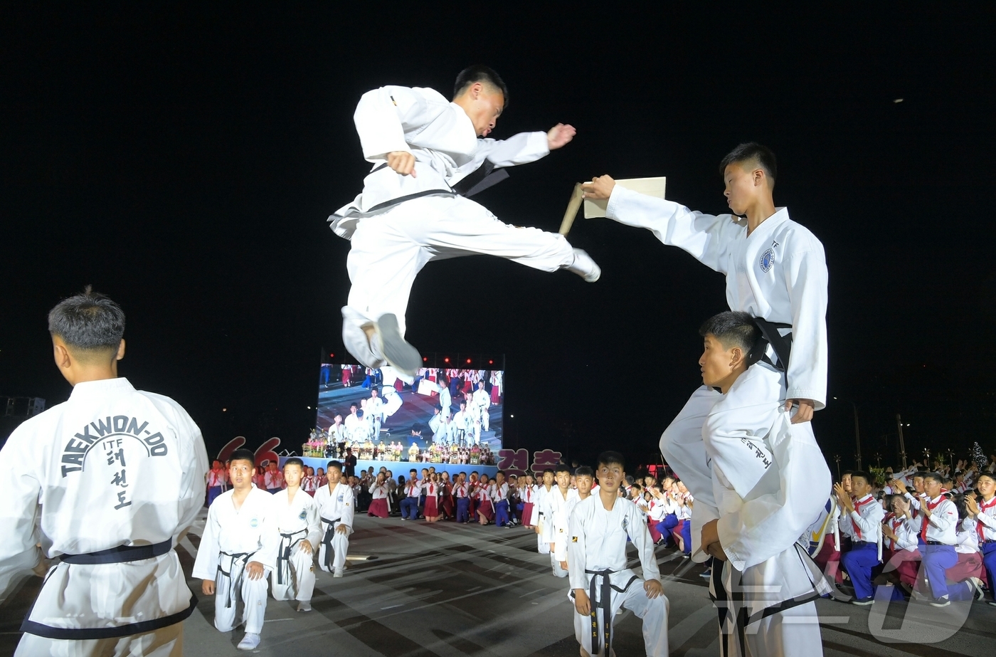 (평양 노동신문=뉴스1) = 북한 노동당 기관지 노동신문은 지난 6일 조선소년단 창립 79주년을 맞아 학생소년들의 야회가 진행됐다고 7일 보도했다. [국내에서만 사용가능. 재배포 …