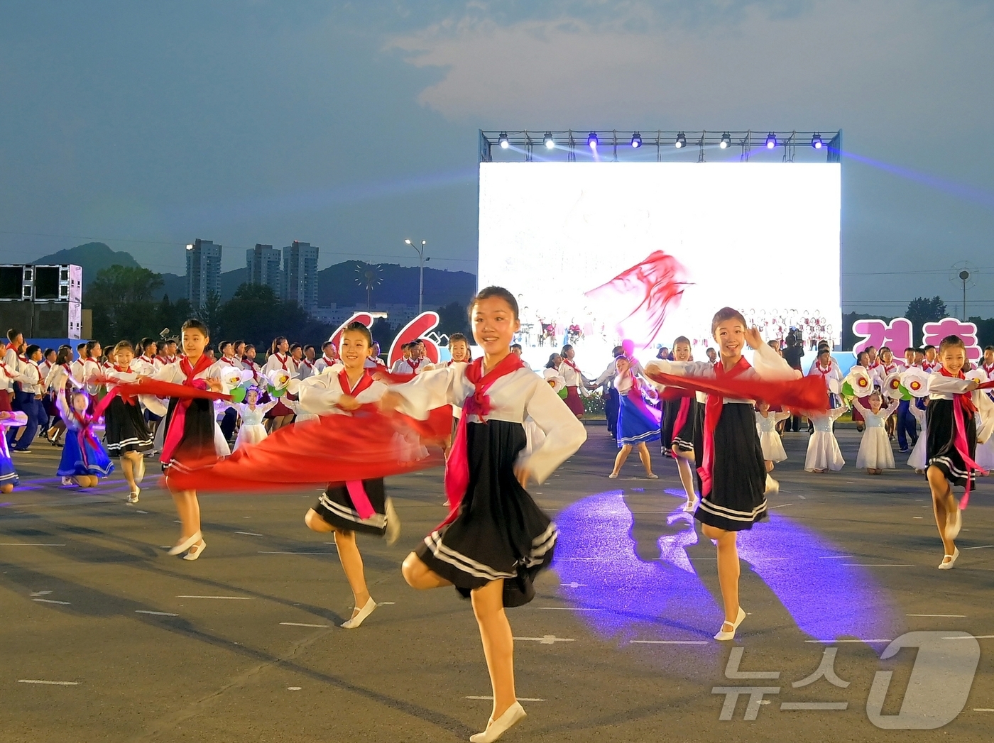 (평양 노동신문=뉴스1) = 북한 노동당 기관지 노동신문은 지난 6일 조선소년단 창립 79주년을 맞아 학생소년들의 야회가 진행됐다고 7일 보도했다.  [국내에서만 사용가능. 재배포 …