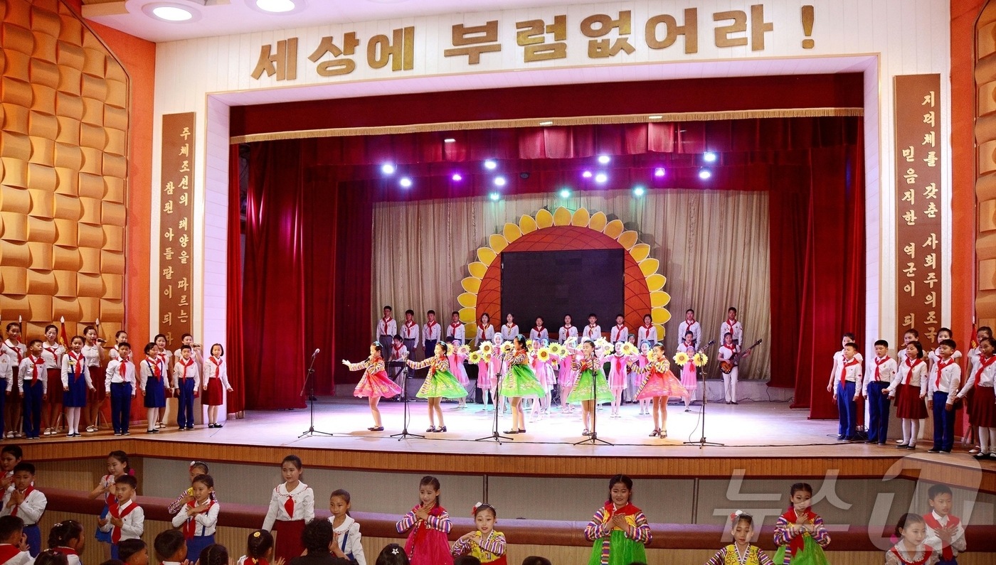 (평양 노동신문=뉴스1) = 북한 노동당 기관지 노동신문은 지난 6일 조선소년단 창립 79주년을 맞아 전국 각지에서 연합단체대회와 소년단총회, 소년미풍열성자회의, 소년단원들의 자랑 …