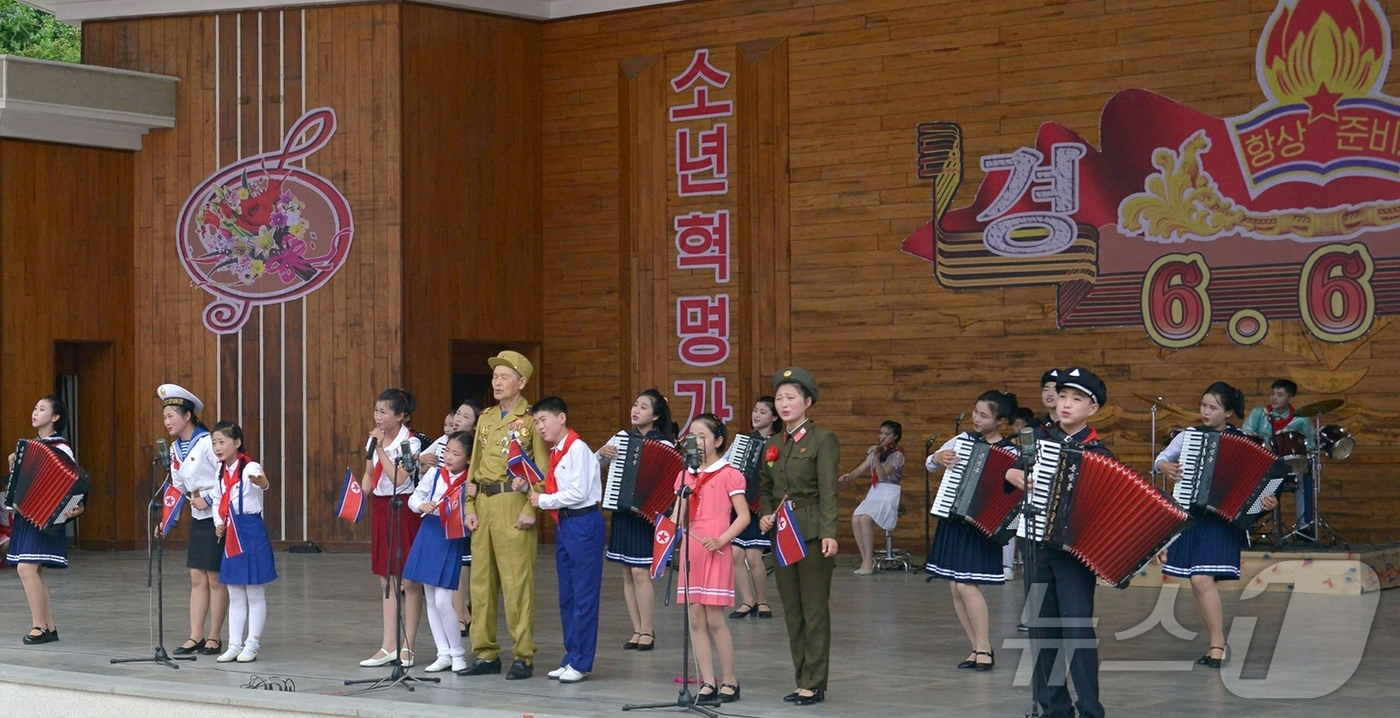 (평양 노동신문=뉴스1) = 북한 노동당 기관지 노동신문은 지난 6일 조선소년단 창립 79주년을 맞아 전국 각지에서 연합단체대회와 소년단총회,소년미풍열성자회의, 소년단원들의 자랑이 …