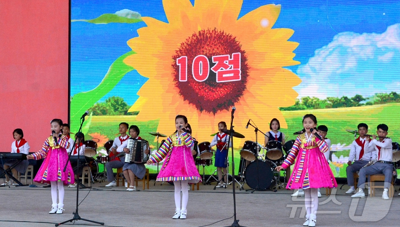 (평양 노동신문=뉴스1) = 북한 노동당 기관지 노동신문은 지난 6일 조선소년단 창립 79주년을 맞아 전국 각지에서 연합단체대회와 소년단총회, 소년미풍열성자회의, 소년단원들의 자랑 …