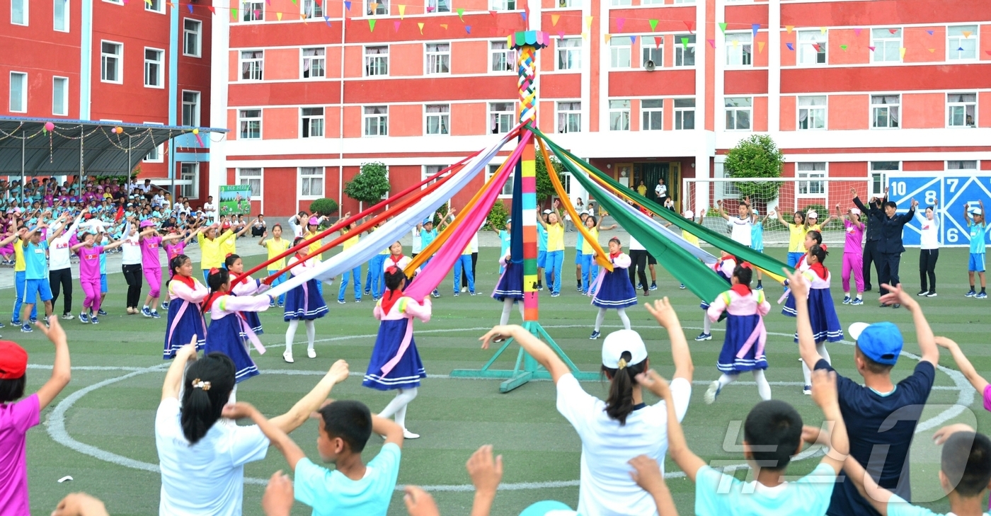 (평양 노동신문=뉴스1) = 북한 노동당 기관지 노동신문은 지난 6일 조선소년단 창립 79주년을 맞아 전국 각지에서 연합단체대회와 소년단총회, 소년미풍열성자회의, 소년단원들의 자랑 …