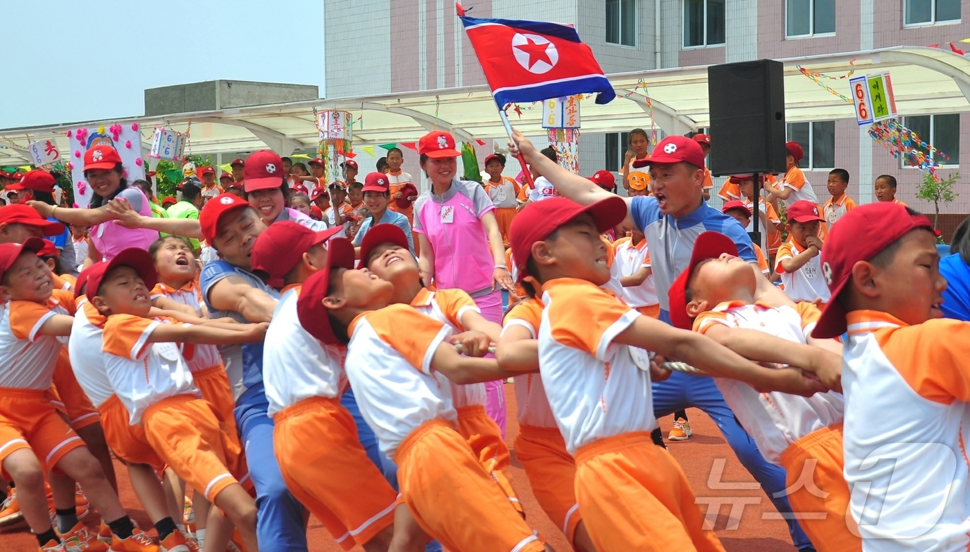 (평양 노동신문=뉴스1) = 북한 노동당 기관지 노동신문은 지난 6일 조선소년단 창립 79주년을 맞아 전국 각지에서 연합단체대회와 소년단총회, 소년미풍열성자회의, 소년단원들의 자랑 …