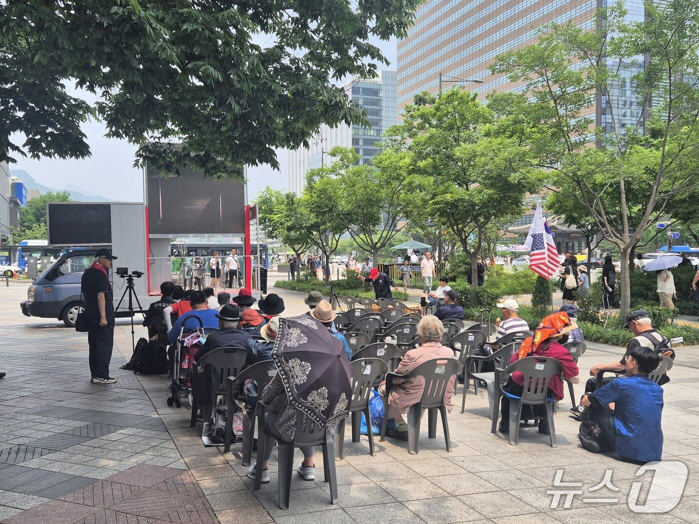 본문 이미지 - 7일 서울 종로구 동화면세점 앞 인도에서 자유통일당 주최 집회가 열리는 모습. 2025.6.7/뉴스1 ⓒ News1 신윤하 기자