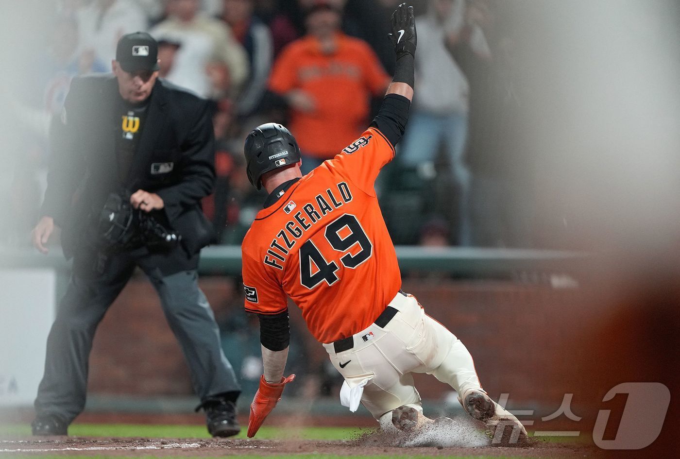 본문 이미지 - 샌프란시스코 타일러 피츠제럴드가 7일(한국시간) 열린 애틀랜타와의 경기에서 연장 10회말 상대 폭투를 틈타 홈을 파고 들고 있다. ⓒ AFP=뉴스1