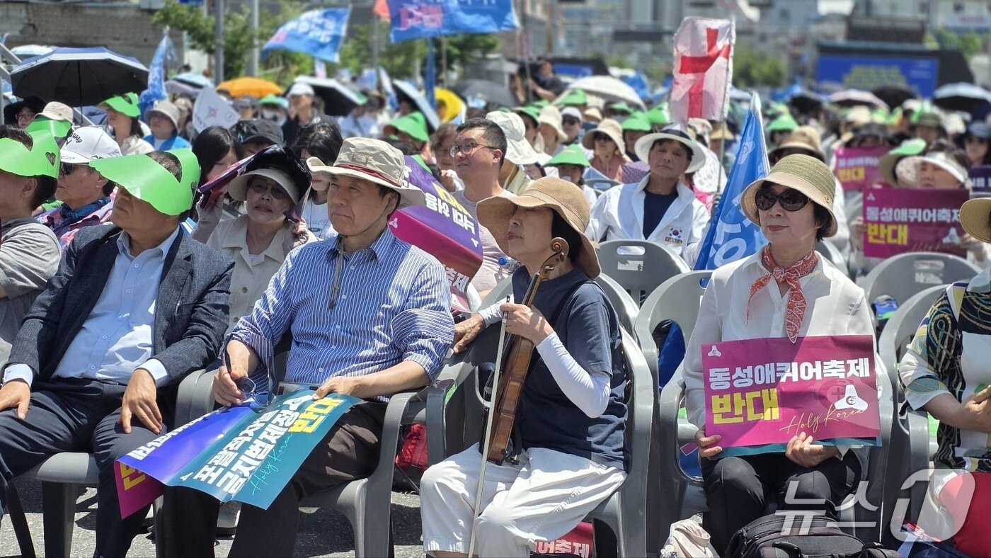 본문 이미지 - 7일 대전 동구 소제동 일원에서 열린 퀴어집회 개최 반대 규탄대회에서 참가자들이 퀴어집회를 반대하는 손 팻말을 들고 있다. /뉴스1