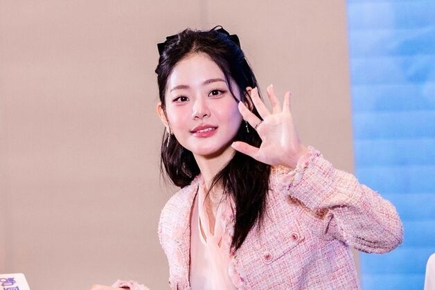 '선의의 경쟁' 정수빈, 中 팬사인회 성황…지하철역 광고 등장