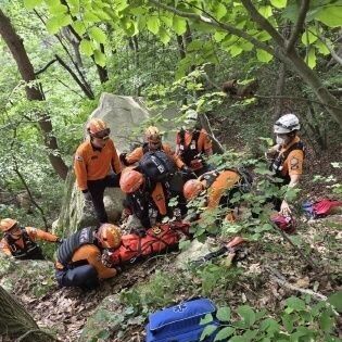 서산 팔봉산서 추락한 40대 남성 구조…소방헬기 병원 이송