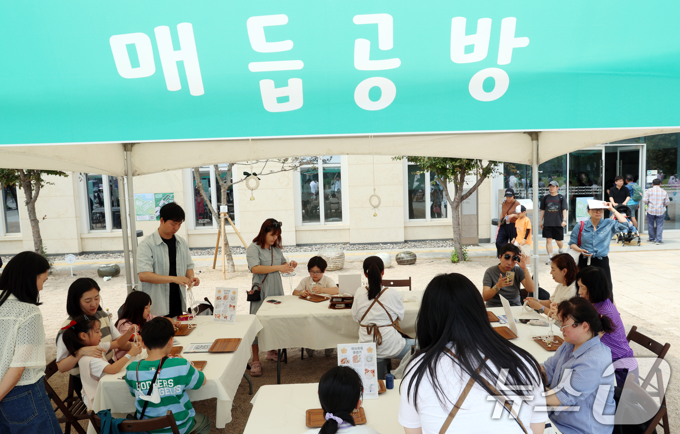 (서울=뉴스1) 김명섭 기자 = 7일 서울 종로구 서울공예박물관에서 열린 가족공예축제 '공예로 만드는 하루'에서 시민들이 체험을 하고 있다. 이번 축제는 할아버지 할머니부터 손자· …