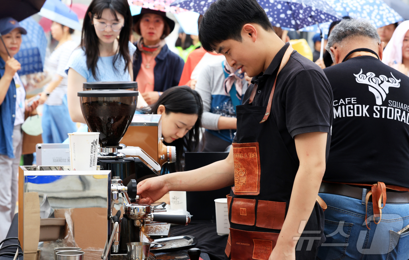 (서울=뉴스1) = 7일 오후 노원구 서울 경춘선 공릉숲길 일대에서 열린 '제3회 경춘선 공릉숲길 커피축제'에서 바리스타가 커피를 추출하고 있다. (노원구 제공. 재판매 및 DB금 …