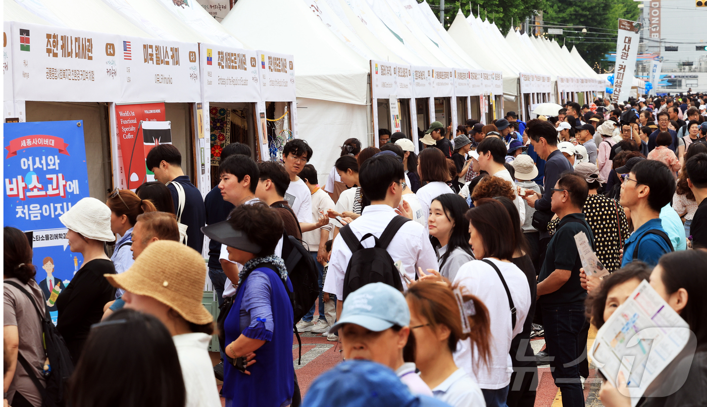 (서울=뉴스1) = 7일 오후 노원구 서울 경춘선 공릉숲길 일대에서 열린 '제3회 경춘선 공릉숲길 커피축제'를 찾은 시민들이 축제를 즐기고 있다. (노원구 제공. 재판매 및 DB금 …