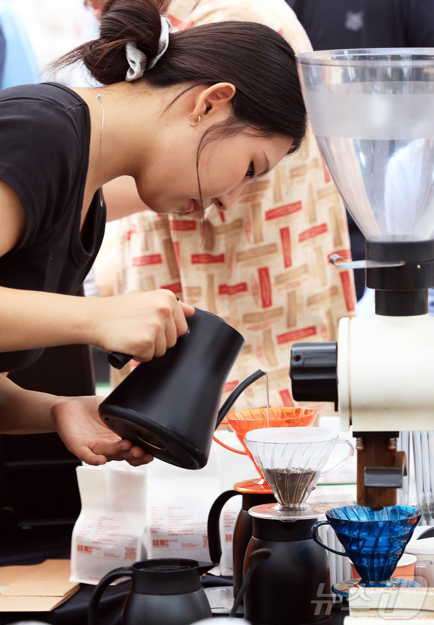 (서울=뉴스1) = 7일 오후 노원구 서울 경춘선 공릉숲길 일대에서 열린 '제3회 경춘선 공릉숲길 커피축제'에서 바리스타가 커피를 내리고 있다. (노원구 제공. 재판매 및 DB금지 …