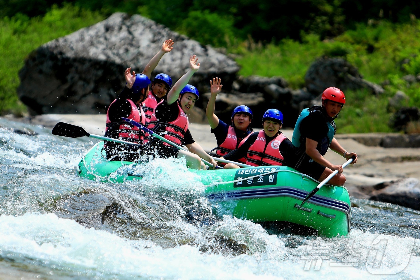 (인제=뉴스1) 한귀섭 기자 = 7일 강원 인제 기린면 북리 내린천을 찾은 관광객들이 올해 첫 래프팅을 하며 즐거운 시간을 보내고 있다.(인제군 제공. 재판매 및 DB금지) 202 …