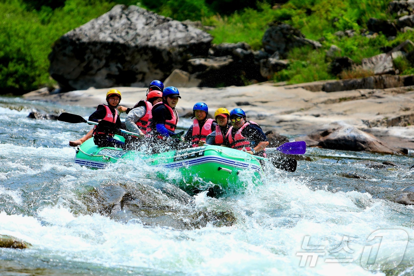 (인제=뉴스1) 한귀섭 기자 = 7일 강원 인제 기린면 북리 내린천을 찾은 관광객들이 올해 첫 래프팅을 하며 즐거운 시간을 보내고 있다.(인제군 제공. 재판매 및 DB금지) 202 …