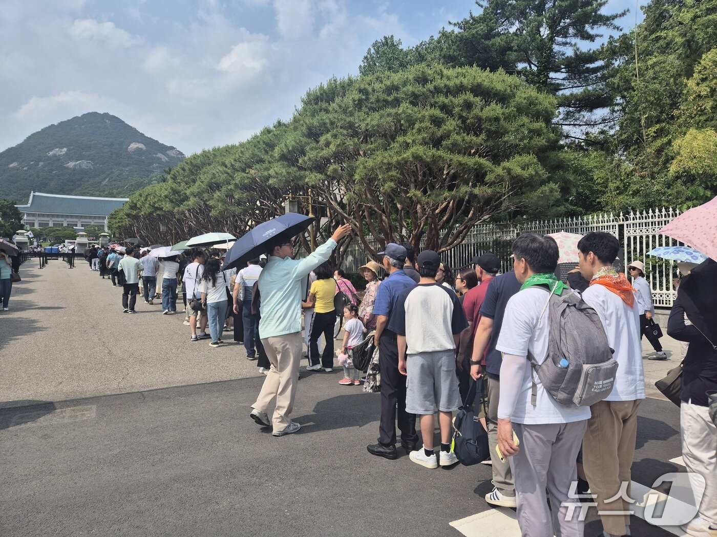 본문 이미지 - 현충일 연휴 두 번째 날인 7일 오후 3시 쯤 청와대 정문 앞이 관람객들로 붐비고 있다. 2025.6.7/뉴스1 ⓒ News1 신윤하 기자