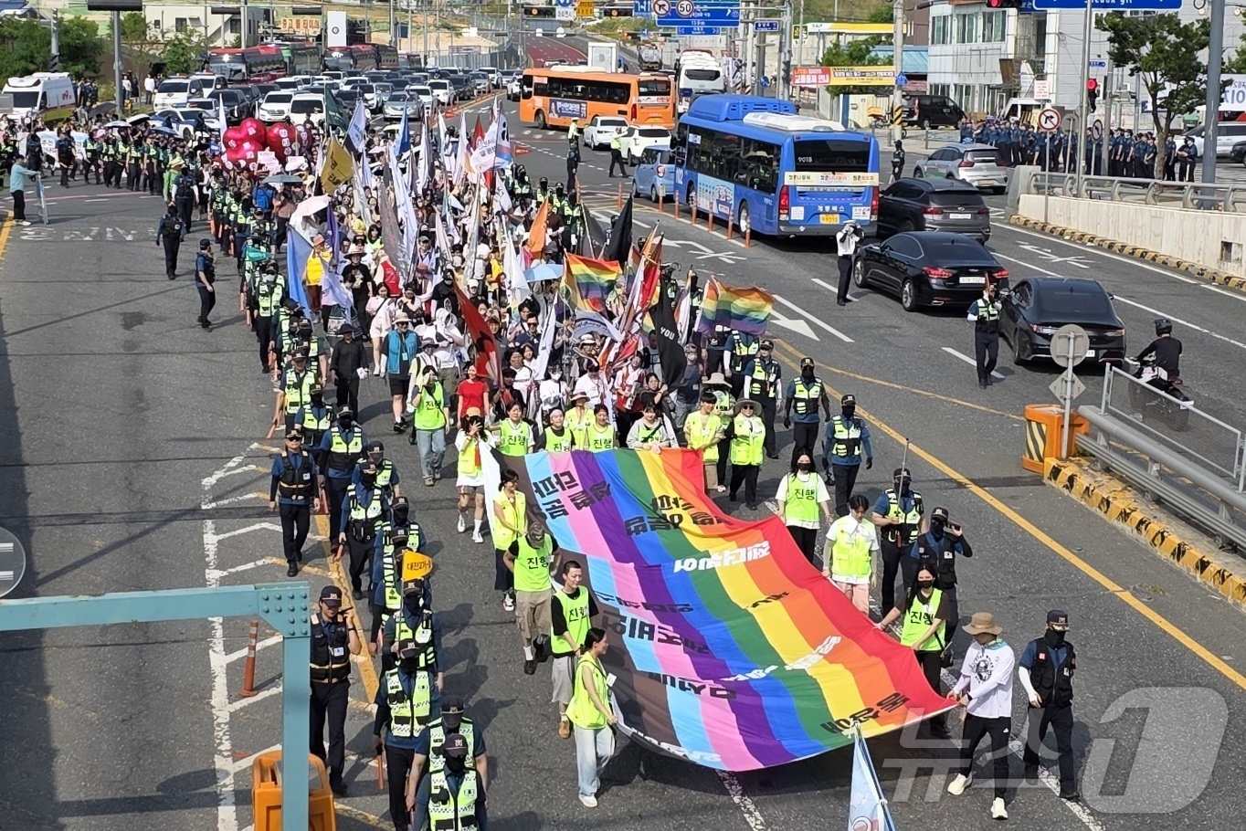 (천안=뉴스1) 이시우 기자 = 7일 대전 동구 소제동에서 제2회 대전퀴어문화축제 참가자들이 행사를 마치고 거리 퍼레이드를 하고 있다. 2025.6.7./뉴스1
