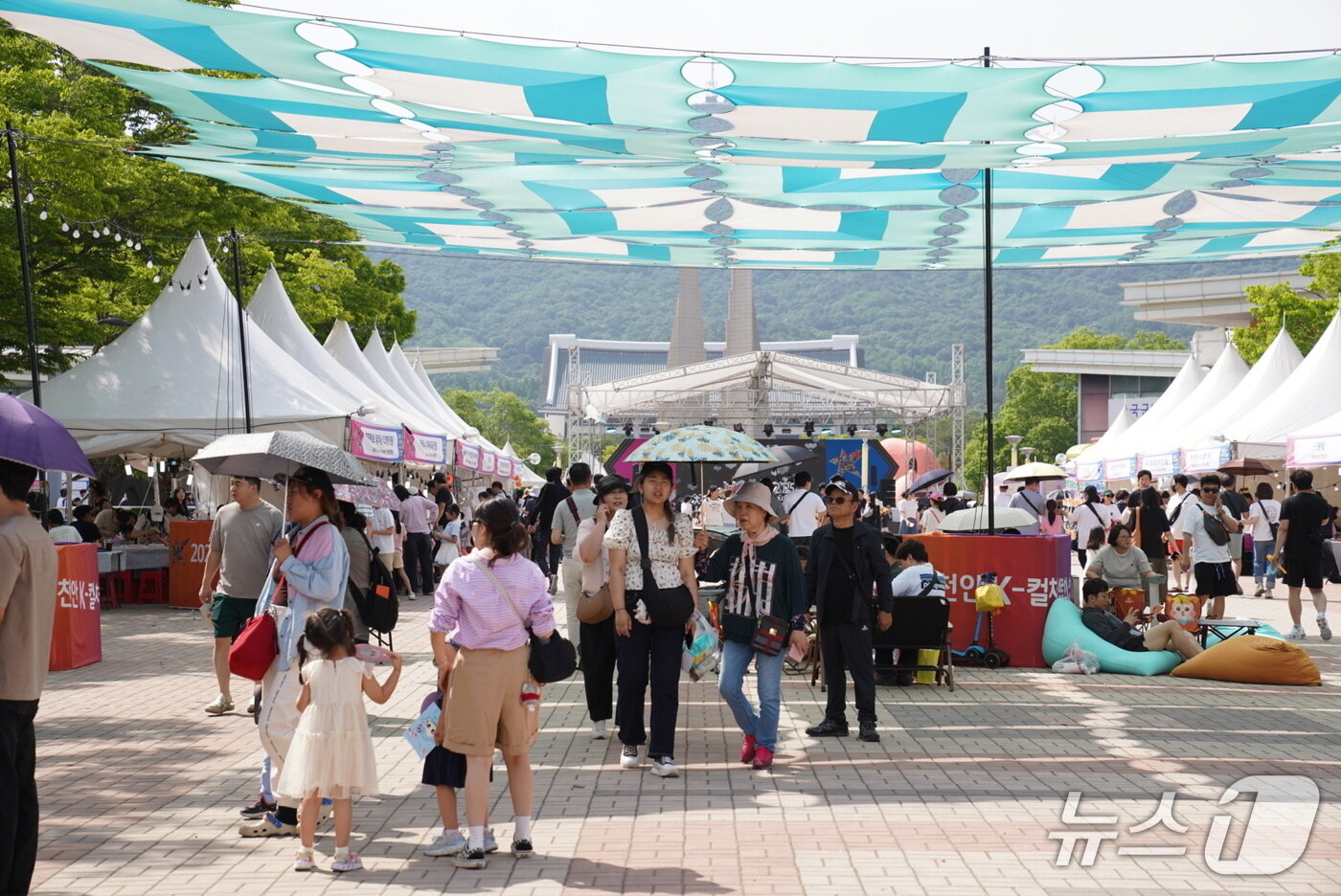 본문 이미지 - 관람객들로 북적이는 독립기념관. (천안시청 제공. 재판매 및 DB금지)