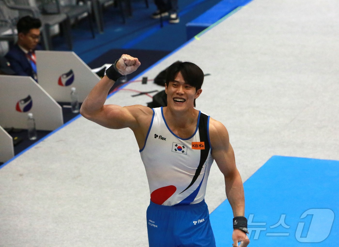 (제천=뉴스1) 손도언 기자 = 한국 기계체조 간판 허웅이 7일 충북 제천에서 열린 2025 기계체조 아시아선수권대회 안마 결승에서 은메달을 목에 걸었다. 2025.6.7./뉴스1 …