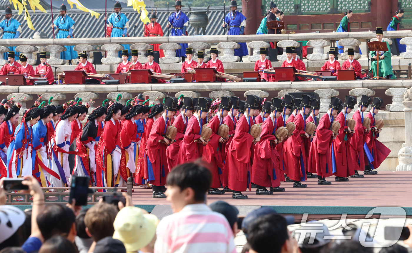 (서울=뉴스1) 김명섭 기자 = 7일 오후 서울 경복궁 근정전에서 세종조 회례연이 펼쳐지고 있다. 300여 명으로 구성된 대규모 공연단이 궁중 연례악과 무용을 재현한 이 공연은 2 …