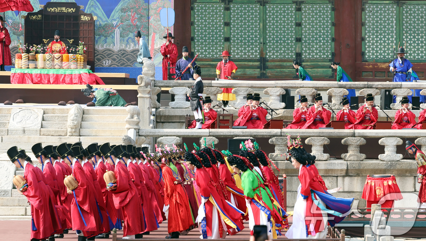 (서울=뉴스1) 김명섭 기자 = 7일 오후 서울 경복궁 근정전에서 세종조 회례연이 펼쳐지고 있다. 300여 명으로 구성된 대규모 공연단이 궁중 연례악과 무용을 재현한 이 공연은 2 …