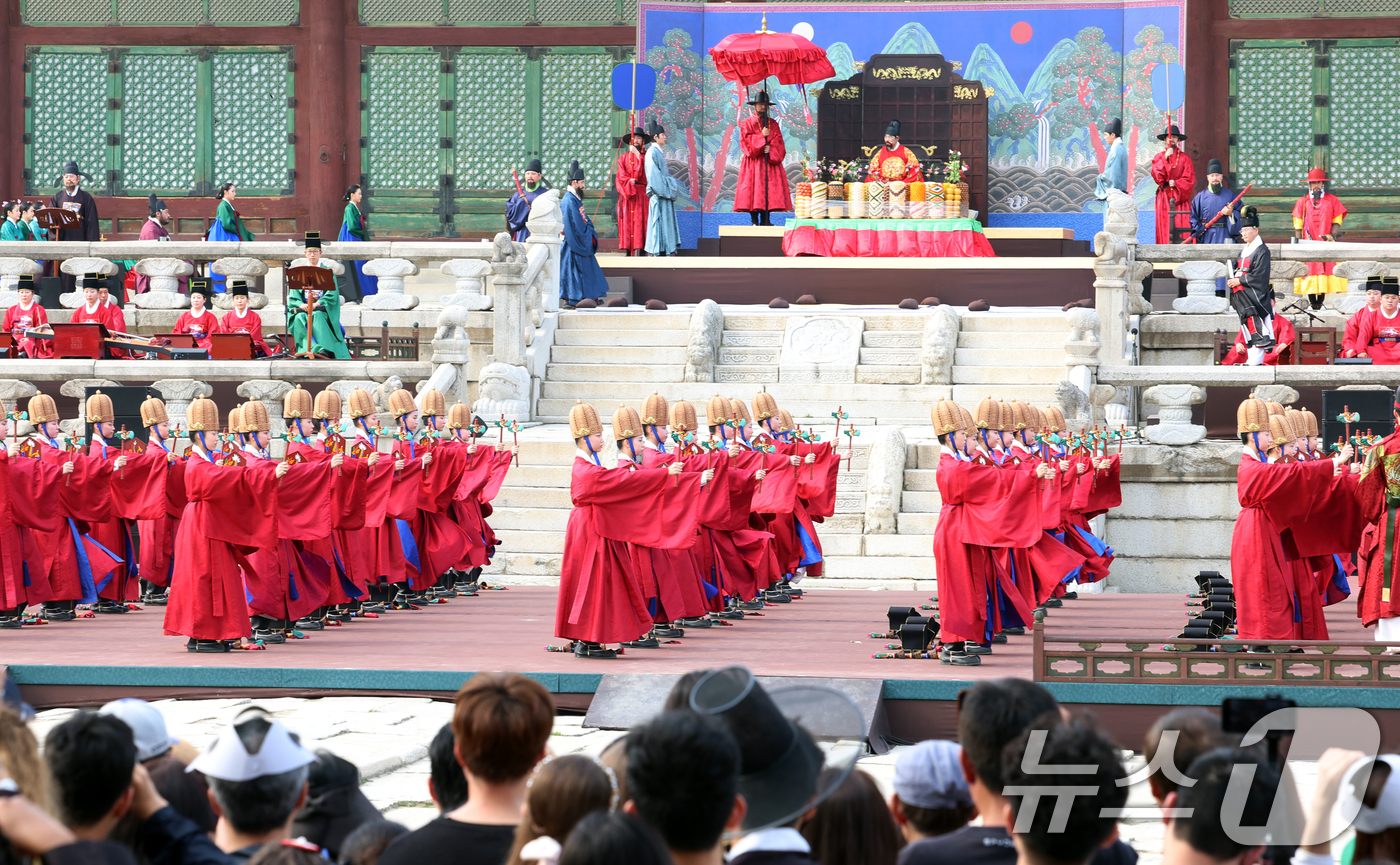 (서울=뉴스1) 김명섭 기자 = 7일 오후 서울 경복궁 근정전에서 세종조 회례연이 펼쳐지고 있다. 300여 명으로 구성된 대규모 공연단이 궁중 연례악과 무용을 재현한 이 공연은 2 …