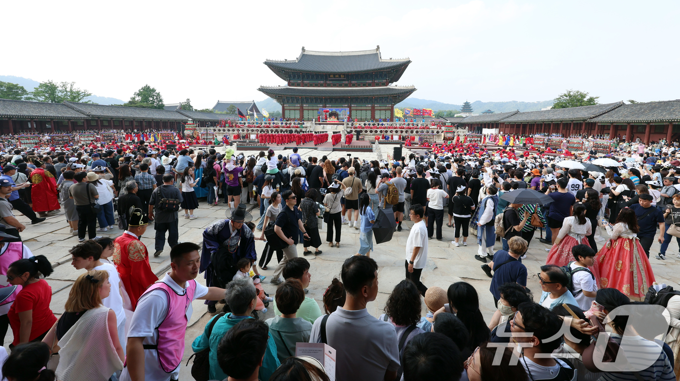 (서울=뉴스1) 김명섭 기자 = 7일 오후 서울 경복궁 근정전에서 세종조 회례연이 펼쳐지고 있다. 300여 명으로 구성된 대규모 공연단이 궁중 연례악과 무용을 재현한 이 공연은 2 …